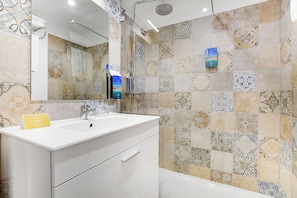 Suite - 2 soveværelser - havudsigt | Badeværelse | Designertoiletartikler, hårtørrer, håndklæder, Sæbe