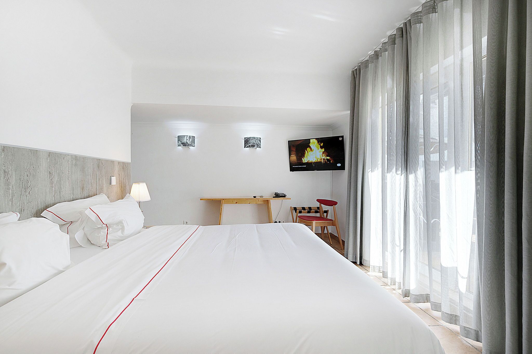 Habitación, no fumadores, vistas a la piscina | Minibar, caja fuerte, escritorio y cortinas opacas