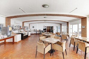 Breakfast buffet - Hotel Carvoeiro Plaza (Lagoa)