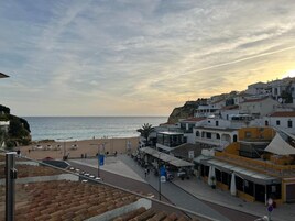 Un pueblo costero con playa, edificios y cielo despejado.