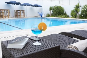 Una piscina al aire libre (de 10:00 a 18:00), tumbonas