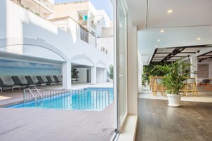 Piscina all'aperto, ombrelloni da piscina, lettini