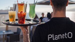 A person holding a tray with three drinks. - Planet Hotels One Adults Only +16 (Palma de Mallorca)