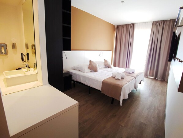 A hotel room with a large bed, a bedside table, a mirror, a built-in shelf, and a window with curtains. - Planet Hotels One Adults Only +16 (Palma de Mallorca)