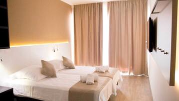 1 slaapkamer, donsdekens, een kluis op de kamer, een bureau