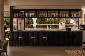 3 Bars/Lounges