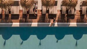 Hồ bơi ngoài trời, mở cửa từ 10:00 đến 18:00, dù/ô trên bãi biển/hồ bơi 