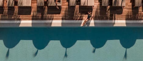 Piscine extérieure, accÚs possible de 10 h à 18 h, parasols