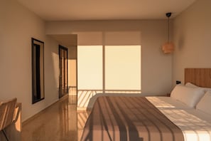 Een moderne hotelkamer met een groot bed, een houten hoofdbord, een hanglamp en uitzicht op de omgeving.