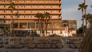 Outdoor pool, open 10 AM to 6 PM, pool umbrellas, sun loungers - Globales Honolulu (Calvia)