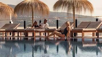 Piscine extérieure, parasols de plage, chaises longues