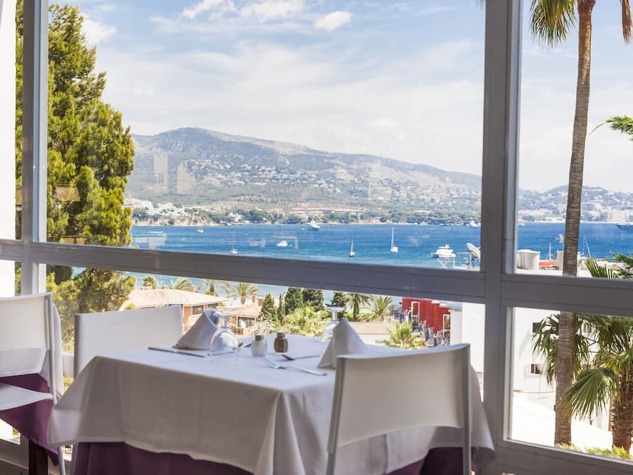 Se sirven desayunos, almuerzos y cenas; cocina internacional