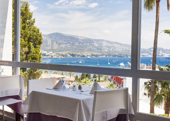 Breakfast, lunch, dinner served; international cuisine