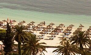 Beach nearby - Globales Honolulu (Calvia)