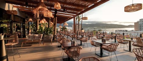Petit déjeuner, déjeuner et dîner servis sur place