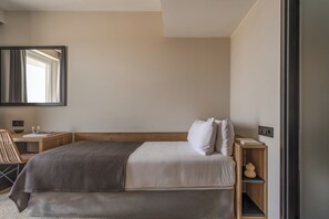 Een kluis op de kamer, een bureau, verduisterende gordijnen, gratis wifi