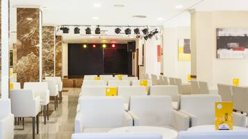 2 bars, bar en bord de piscine