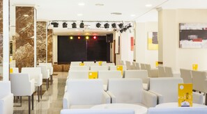 2 bares/lounges, bar ao lado da piscina