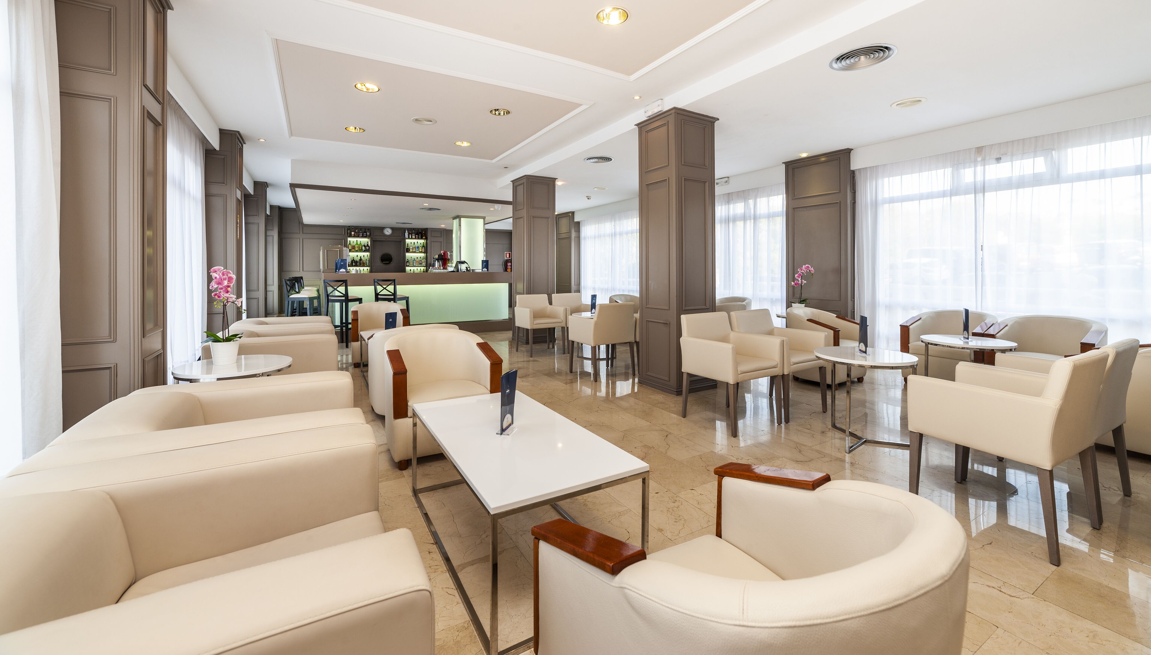 2 bars/lounges, poolside bar