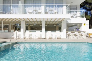 2 outdoor pools, a rooftop pool, open 9:00 AM to 9:00 PM, pool umbrellas - HSM Son Verí - Adults Only (Llucmajor)