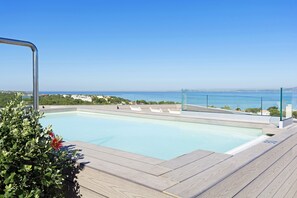 2 utomhuspooler, pool på takterrassen, parasoller och solstolar