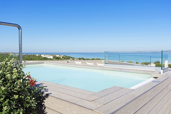 2 piscinas al aire libre, una piscina en la azotea, sombrillas, tumbonas