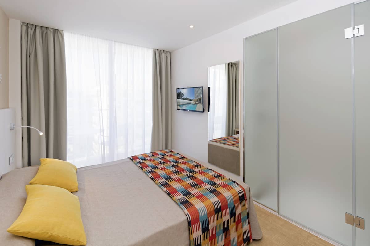 1 bedroom, in-room safe, desk, free WiFi