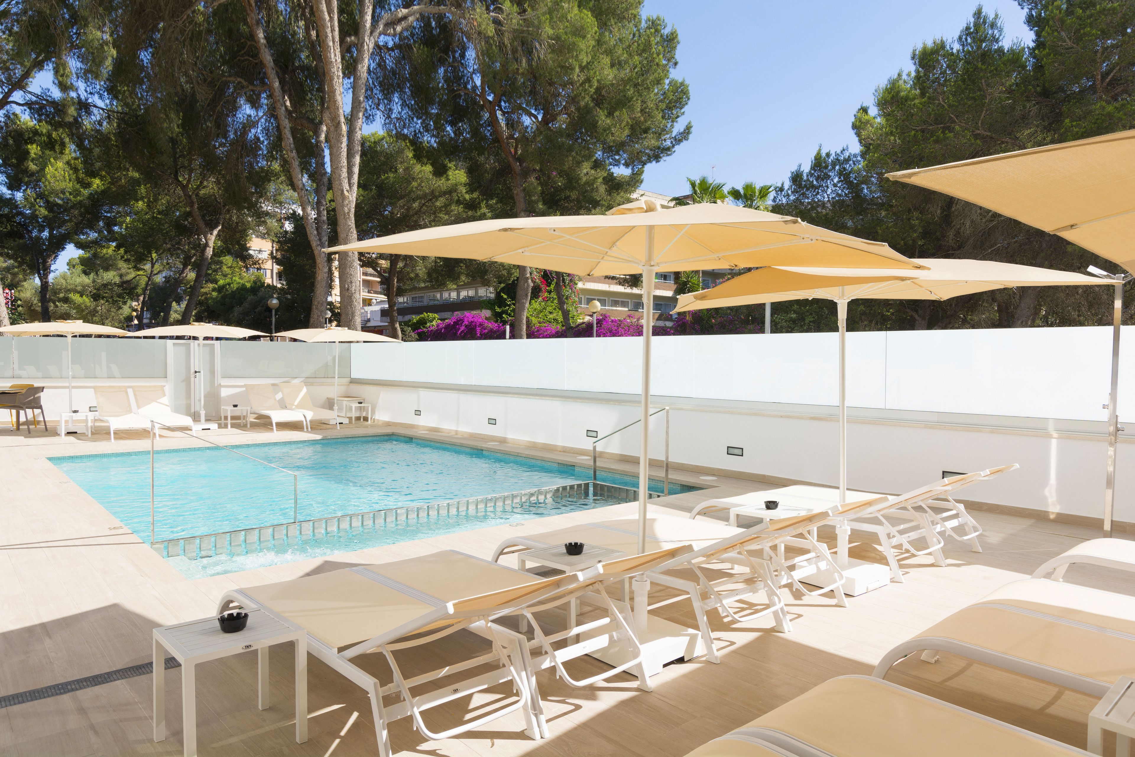 2 outdoor pools, a rooftop pool, open 9:00 AM to 9:00 PM, pool umbrellas