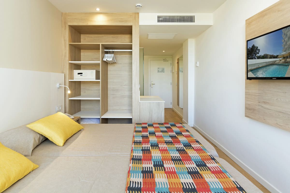 1 bedroom, in-room safe, desk, free WiFi