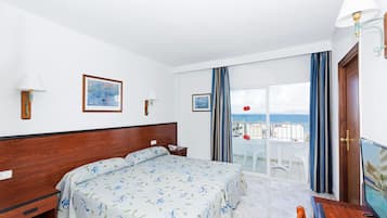 Een bureau, gratis wifi, beddengoed