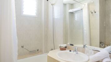 Un baño moderno con bañera, ducha y lavamanos.