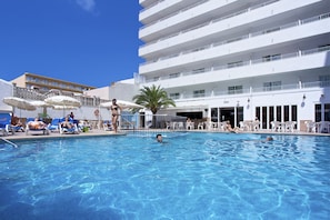 Piscine extérieure, parasols de plage, chaises longues
