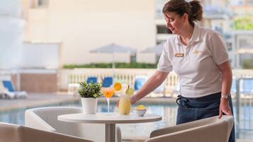Bar junto a la piscina