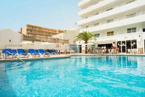 A swimming pool with blue water, surrounded by white lounge chairs and umbrellas. - Hotel HSM Reina del Mar (Llucmajor)