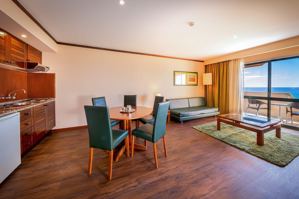 Suite Sénior, vue sur la mer (4 Adults + 2 Children) | Aire de séjour | Téléviseur ACL