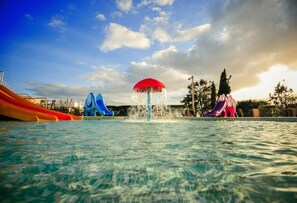 Indoor pool, outdoor pool, pool umbrellas - Vila Gale Atlantico Resort Hotel (Albufeira)