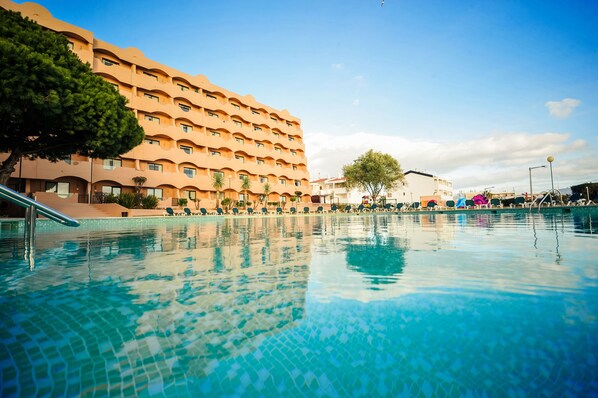 Piscine couverte, piscine extérieure, parasols de plage