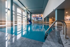 Innenpool, Außenpool, Sonnenschirme