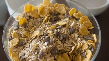 Un tazón de cereal con leche.