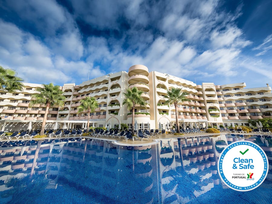 Piscina interna, piscina externa, guarda-sóis