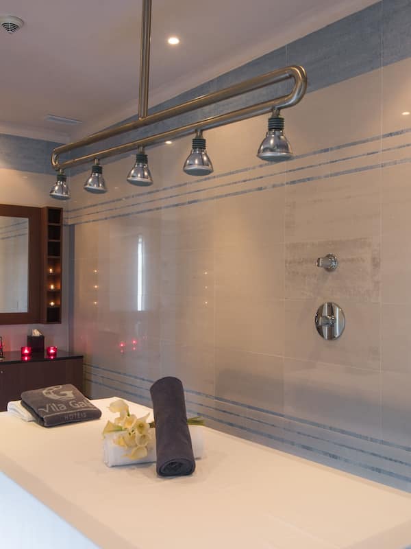 双人护理室、热水浴缸、湿蒸房、热石按摩、深层组织按摩、产前按摩