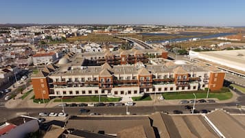 Vista frontal de la propiedad