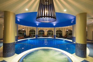 Couples treatment rooms, hot tub, steam room, hot stone massages