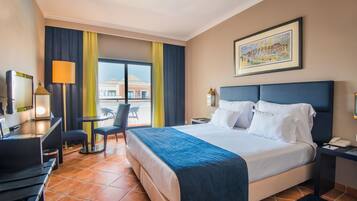 1 chambre, minibar, coffres-forts dans les chambres, bureau