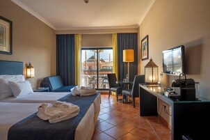 Deluxe Room | 1 bedroom, minibar, in-room safe, desk