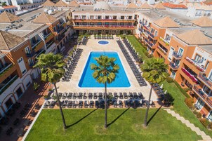 Piscina interna, piscina externa, guarda-sóis, espreguiçadeiras