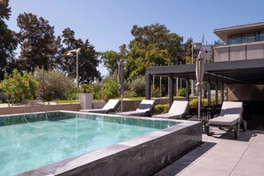 Indoor pool, seasonal outdoor pool, pool umbrellas, pool loungers - Vila Gale Opera Hotel (Lisbon)