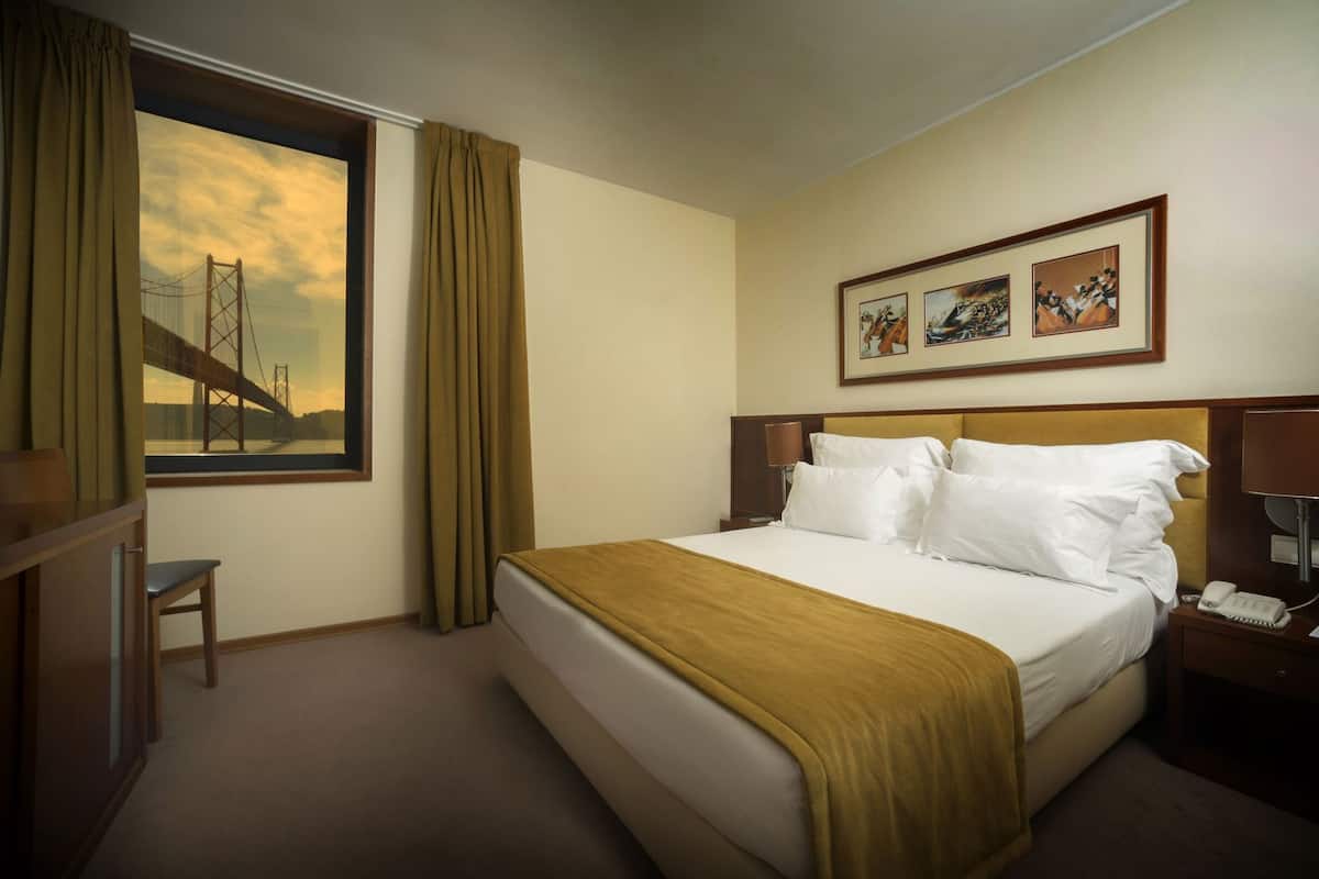 Minibar, bureau, rideaux dâobscurcissement, systĂšme dâinsonorisation