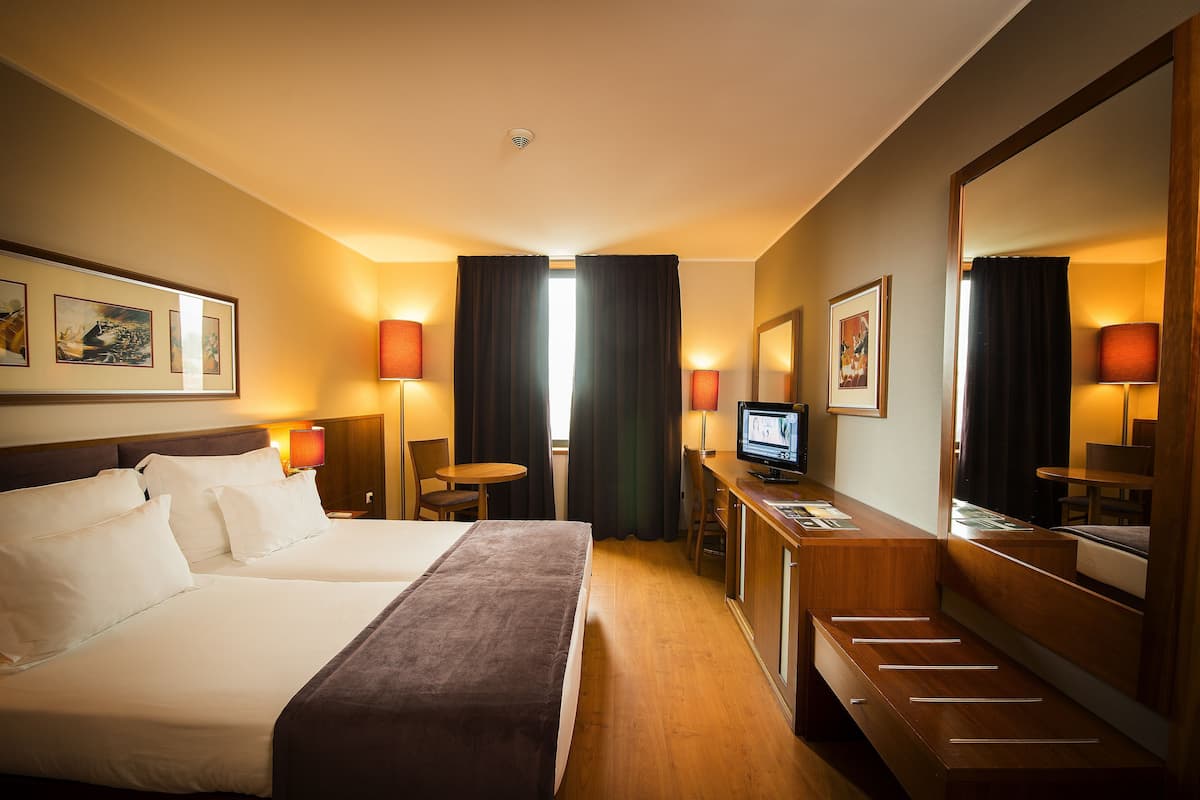 Minibar, bureau, rideaux dâobscurcissement, systĂšme dâinsonorisation