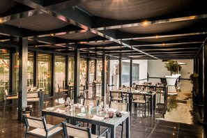 供应早餐、午餐和晚餐